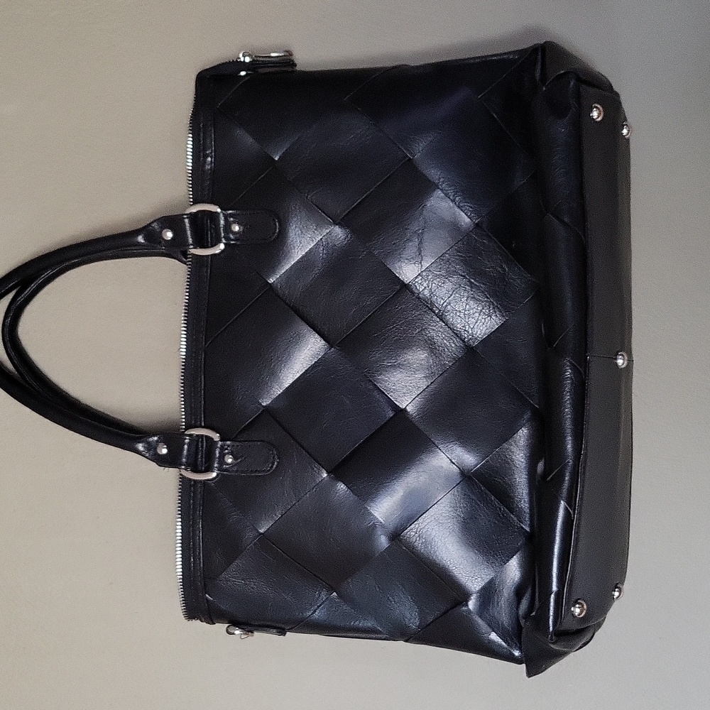ASHWOOD Elegant Black Leather Handbag